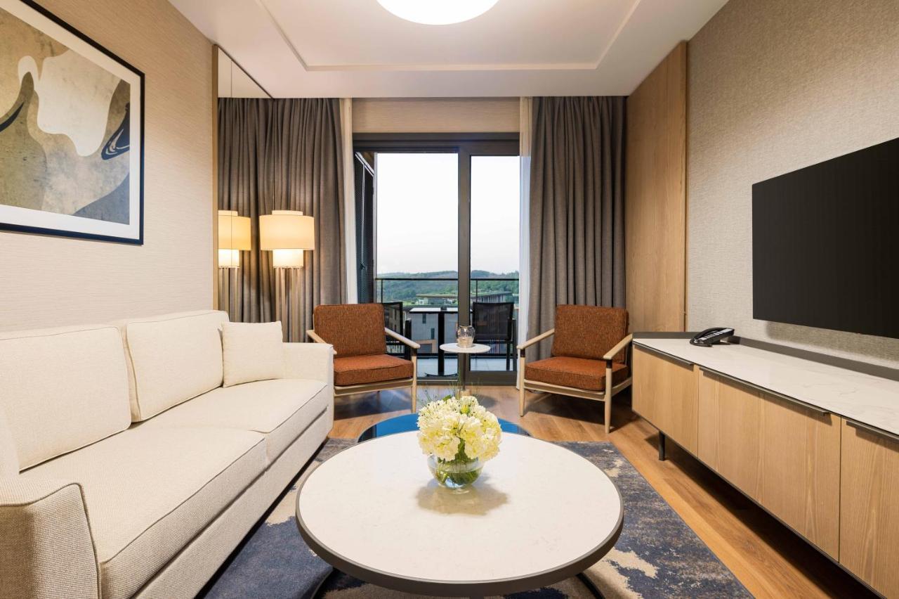 Hotel Movenpick Living Istanbul Camlivadi Exterior foto