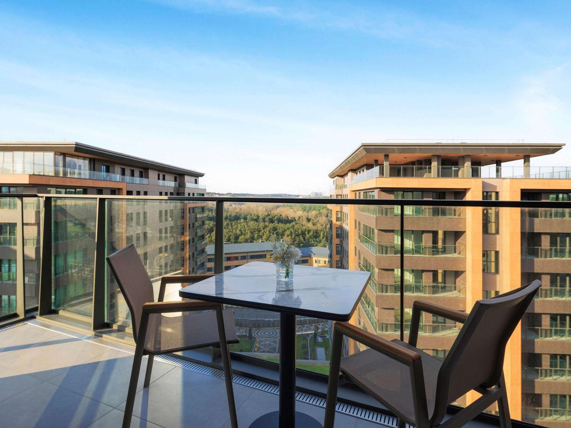 Hotel Movenpick Living Istanbul Camlivadi Exterior foto